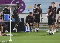 db游戏平台官网官方-赛前那不勒斯备战德国杯，内部沟通细节曝光，信心回归，控场能力受关注