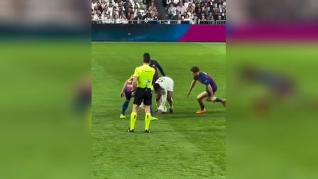 db游戏平台官网官方-意甲赛前走向成谜；塞维利亚队长鼓劲；震撼外界；身体对抗强度拉满